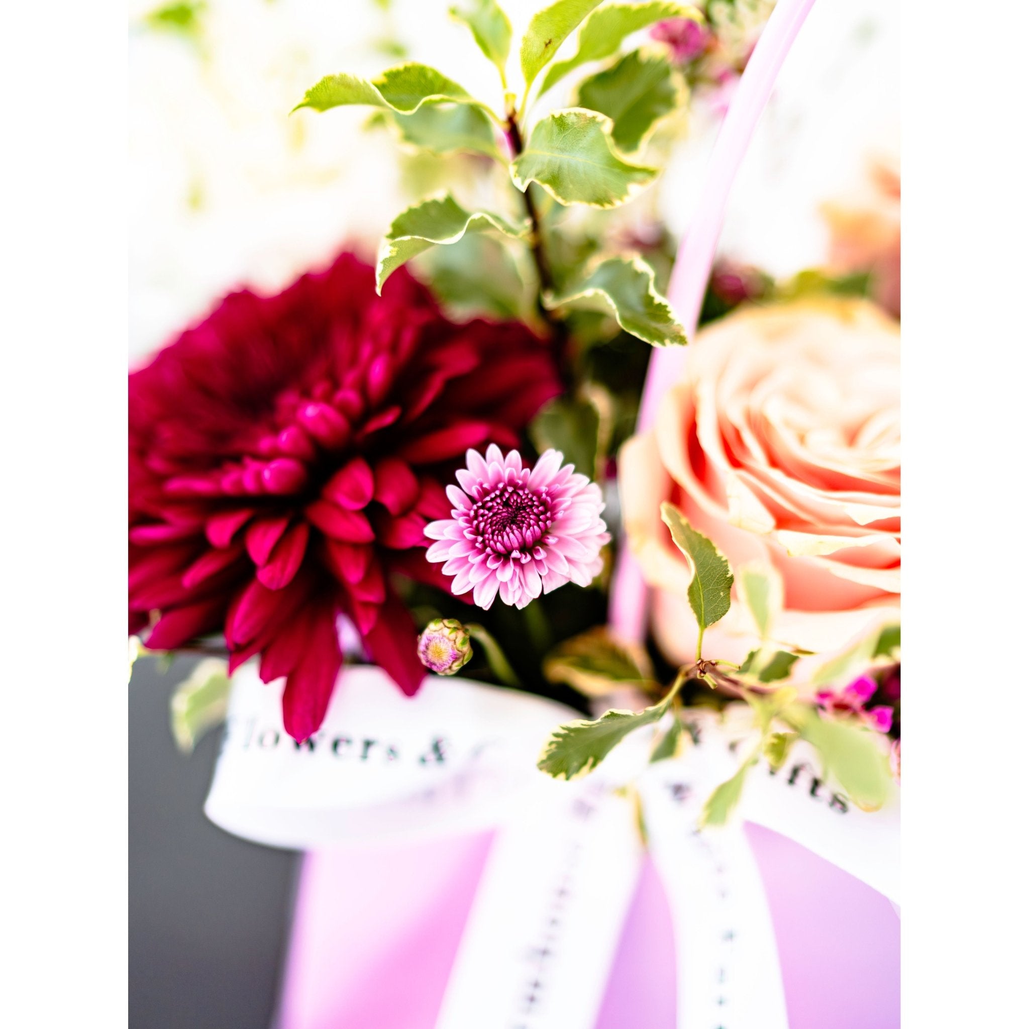 Blooming Bag - White Farmhouse Flowers