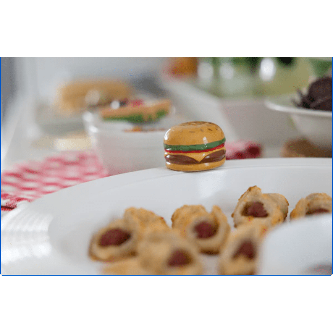 For the Bun of it (Hamburger) Mini - White Farmhouse Flowers