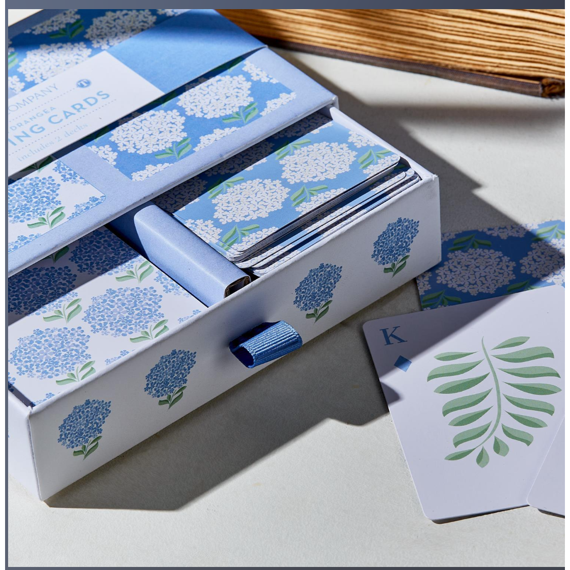 Card set with floral design in a box on a light surface