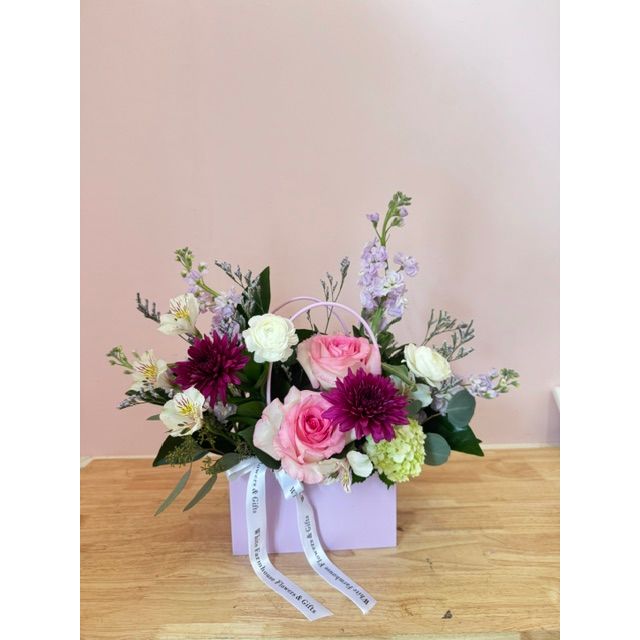 Blooming Bag - White Farmhouse Flowers