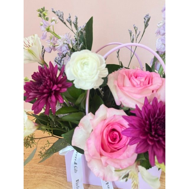 Blooming Bag - White Farmhouse Flowers