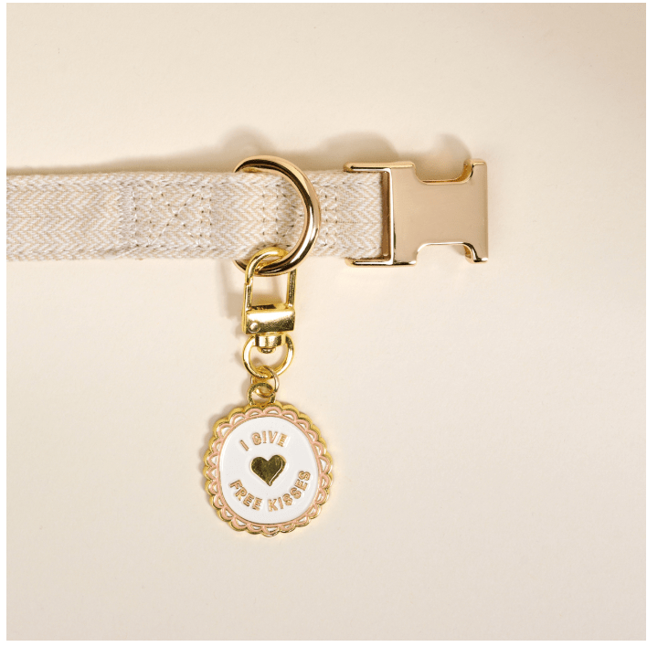 Free Kisses Pawfect Collar Charm - White Farmhouse Flowers