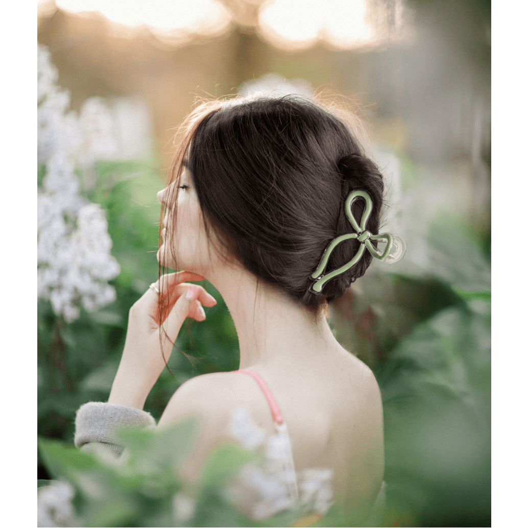 Very Demure Bow Hair Clip - White Farmhouse Flowers